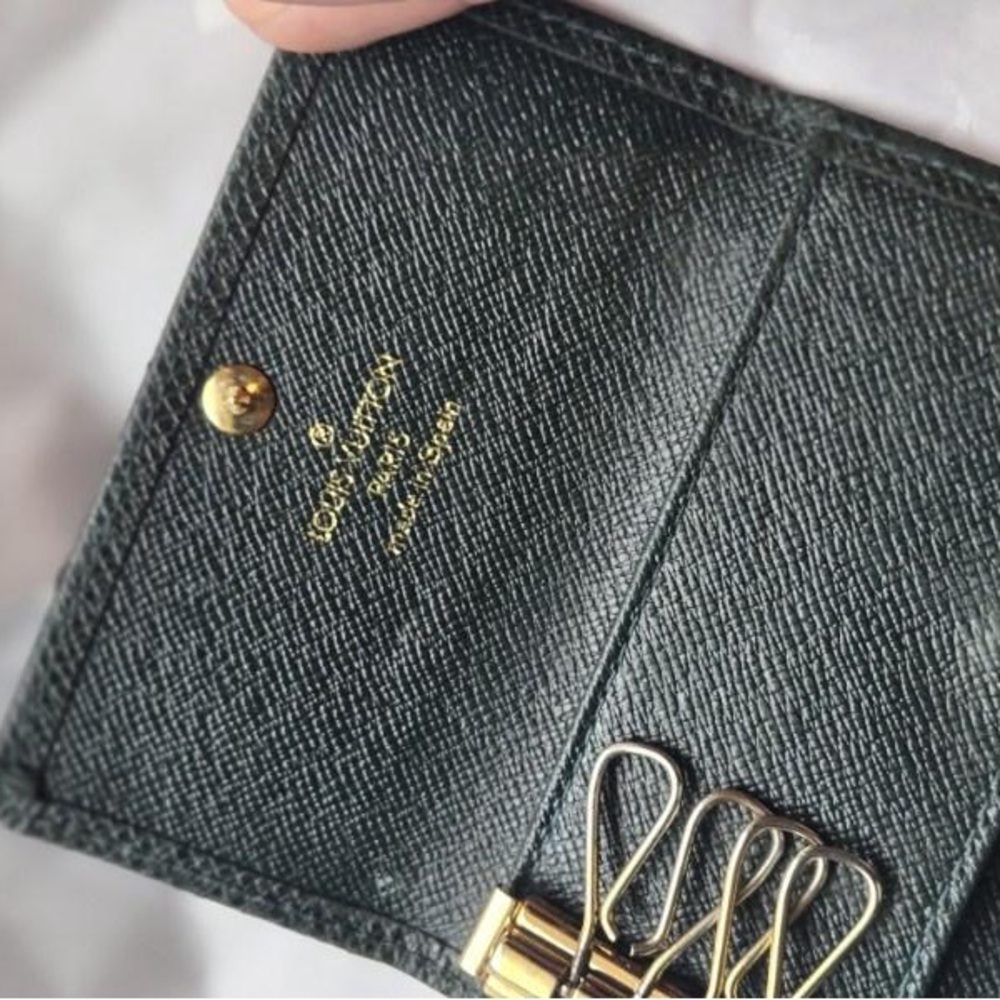 LV Key Holder Taiga Dark Green EUC 4 key